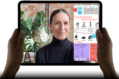 iPad Pro, face avant, orientation paysage, noir sidéral, angles arrondis, cadre noir de l’écran, mains tenant les côtés gauche et droit, écran affichant une conversation FaceTime en cours de traduction en direct, et une app éducative montrant une présentation de la mythologie comparée avec du texte, des diagrammes et des notes manuscrites