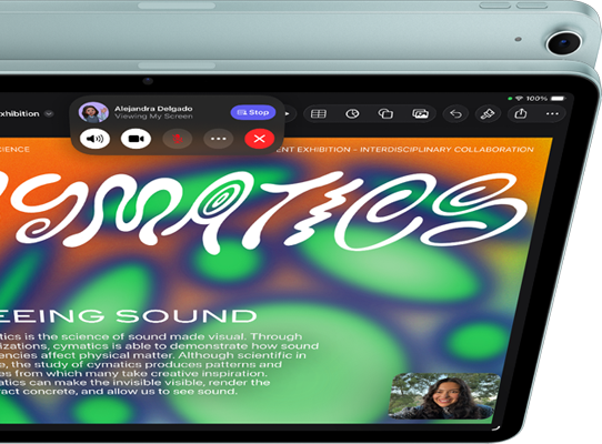 iPad Air, coloris bleu, face avant, écran affichant un appel vidéo FaceTime avec la fonctionnalité de partage d’écran en cours d’utilisation pour afficher l’app Keynote, face arrière, caméra arrière grand-angle 12 MP, bouton d’augmentation du volume, bouton de réduction du volume