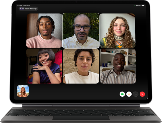 iPad Air fixé à un Magic Keyboard, coloris noir, écran affichant un appel FaceTime en groupe
