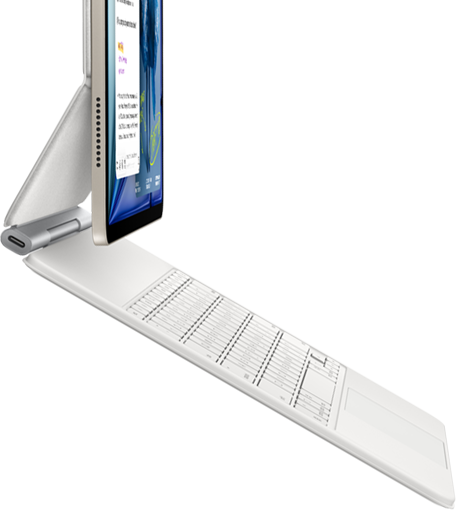 iPad Air, coloris lumière stellaire, fixé à un Magic Keyboard, blanc, vue latérale
